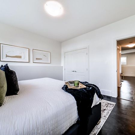 Stunning Modern Suite - King Bed - Free Parking & Netflix - Fast Wi-Fi - Long Stays Welcome Edmonton Zimmer foto